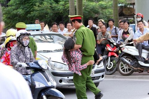 Nắng nóng đỉnh điểm, người dân nên tránh ra ngoài từ 12 đến 16h nếu không muốn bị hôn mê