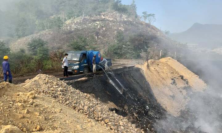 Sau 2 ngày bốc hỏa, hàng chục tấn rác vẫn đang âm ỉ cháy ở Quảng Nam