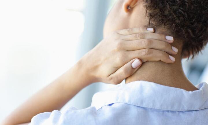 Xoay cổ cho đỡ mỏi, cô gái trẻ bị liệt nửa người