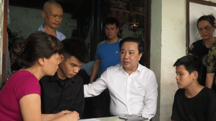 Miễn học phí cho con trai của nữ công nhân môi trường bị xe 'điên' tông chết