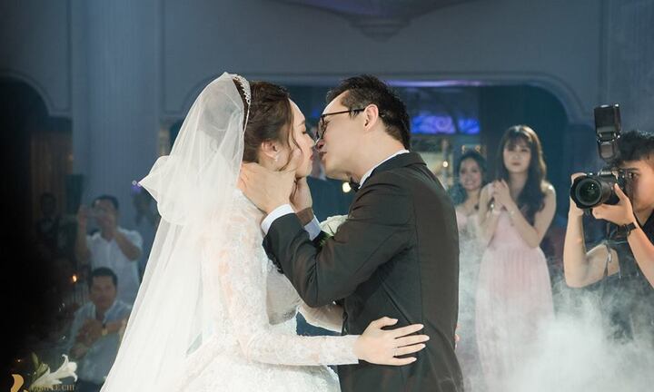 NSND Trung Hiếu nồng nàn hôn vợ kém 19 tuổi trong lễ cưới ở Hà Nội