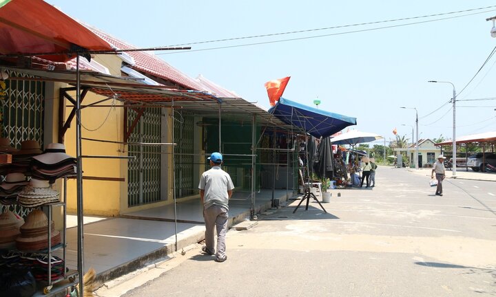 Tạm dừng thu phí thuê mặt bằng của tiểu thương cảng du lịch Cửa Đại