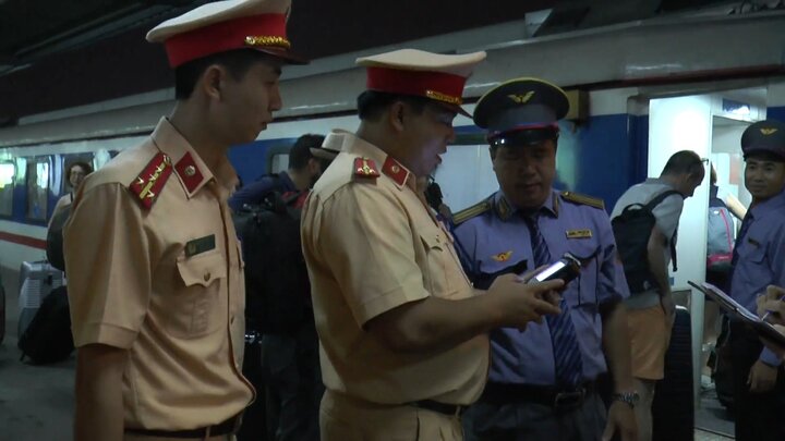 Video: CSGT bất ngờ kiểm tra nồng độ cồn nhân viên đường sắt