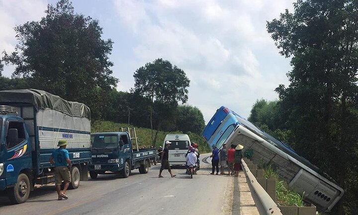 Đánh lái tránh học sinh, xe khách giường nằm lật nghiêng ở Nghệ An