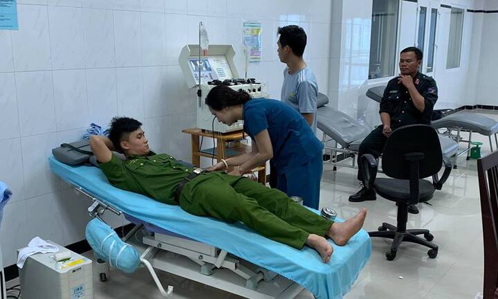Chiến sĩ công an Đắk Lắk hiến máu kịp thời cứu bệnh nhân nguy kịch