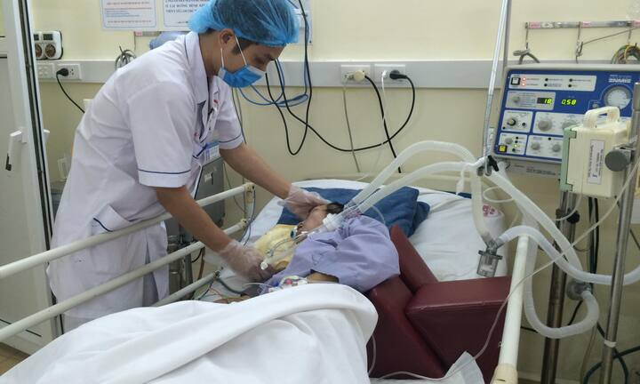 Bệnh nhân bị nôn ra máu nhiều lần nhất quyết xin về, bác sĩ ‘nài nỉ’ ở lại điều trị thêm