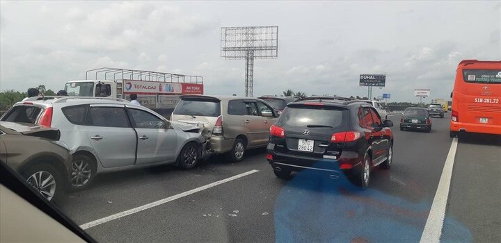 Clip: 8 xe đâm liên hoàn, cao tốc TP.HCM - Trung Lương kẹt cứng