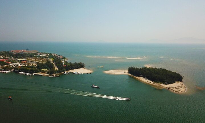 Cồn cát hình dáng khủng long mới xuất hiện ngoài khơi Cửa Đại nhìn từ flycam