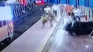 Ông lão khiếm thính ngồi sát đường ray may mắn được người dân cứu