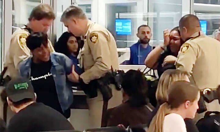 Phàn nàn về bãi nôn của con trên máy bay, người phụ nữ lập tức bị còng tay