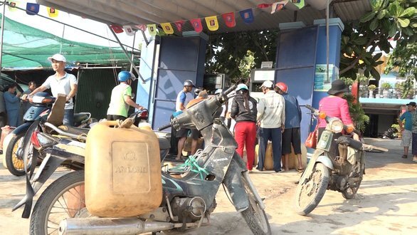 Sợ cạn nguồn nhiên liệu, dân huyện đảo Lý Sơn tranh nhau mua xăng dự trữ