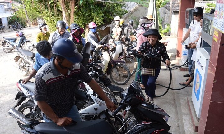 Tàu Tiên Tri 07 vận chuyển cấp tốc 60.000 lít xăng ra đảo Lý Sơn ngay trong dịp lễ