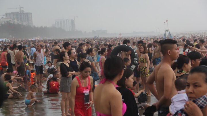 Video: Bờ biển 3km chật cứng người tắm tại Sầm Sơn