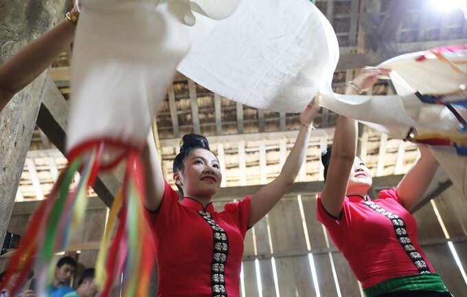 Video: Thiếu nữ xinh đẹp nhảy múa trong lễ Pang A của dân tộc La Ha