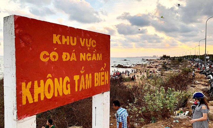 Bất chấp cảnh báo đá ngầm, hàng nghìn du khách vẫn kéo xuống biển Hồ Cốc tắm