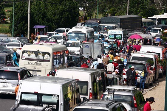 Du khách ùn ùn đổ về Đà Lạt nghỉ lễ, biển người chen chân giữa trung tâm thành phố