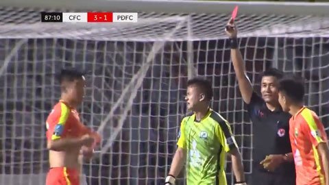 Trọng tài rút nhầm thẻ đỏ trong trận đấu giữa Phù Đồng vs Cần Thơ