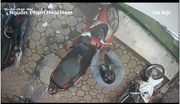 Clip: Tên trộm mất đúng 10 giây bẻ khóa xe SH ở Hà Nội