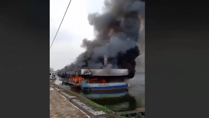 Video: Chiếc thuyền bỏ hoang tại hồ Tây bốc cháy trơ khung sắt