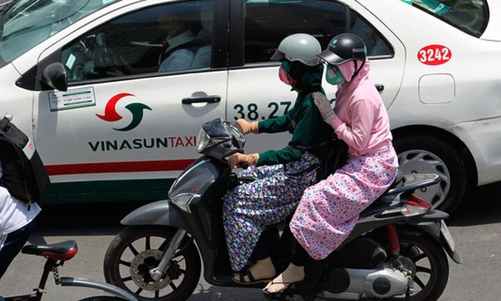 Hiểm họa giao thông khôn lường từ váy áo chống nắng của phụ nữ