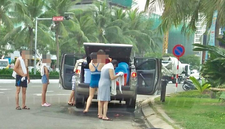 Cả gia đình dừng ô tô, thản nhiên tắm giữa đường ở Đà Nẵng
