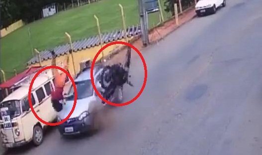 Clip: Bị hất bay người trong tai nạn thảm khốc, nam thanh niên vẫn ngồi dậy như thường