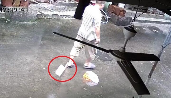 Clip: Thót tim dao chặt thịt rơi từ tầng 3 chung cư, suýt trúng đầu người đi đường