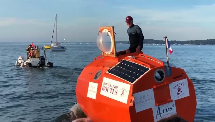 Cụ ông 70 tuổi một mình vượt Đại Tây Dương chỉ bằng chiếc thùng tự chế