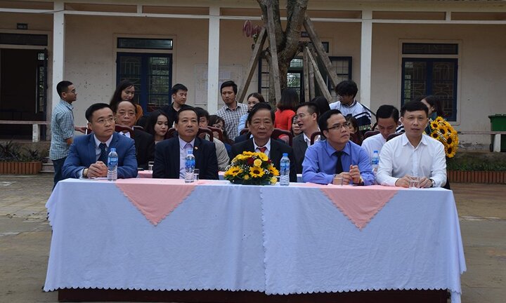 Xưng danh nhà báo quốc tế về trường tổ chức lễ tri ân: Hiệu trưởng trường Nghi Lộc 3 lên tiếng