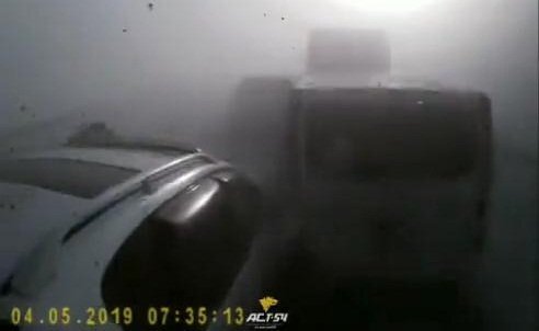 Clip: Khoảnh khắc 10 ô tô đâm nhau liên hoàn do sương mù dày đặc