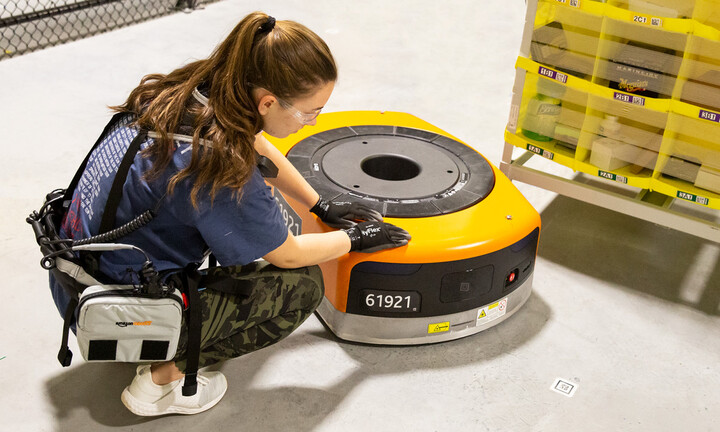 Ở Amazon, robot có thể đuổi việc con người