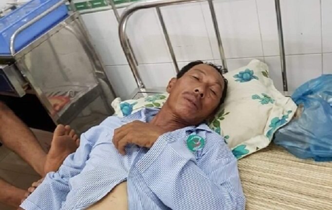 Bị tàu lạ đâm chìm tàu, hai cha con ngư dân may mắn được cứu thoát