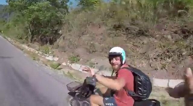 Clip: Đập tay chào nhau khi đi xe máy và cái kết 'cười chảy nước mắt'