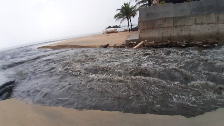 Sau cơn mưa lớn, nước thải đen ngòm, hôi thối cuồn cuộn đổ ra biển Đà Nẵng