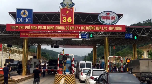Video: BOT Hòa Lạc xả trạm, tài xế vẫn kiên quyết không chịu đi