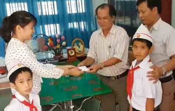 Tuyên dương 2 học sinh tiểu học trả lại vàng nhặt được