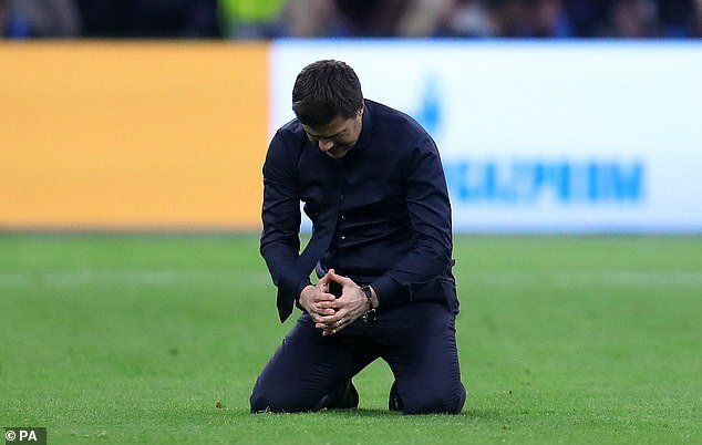 HLV Tottenham quỳ xuống sân, ôm mặt khóc sau chiến thắng kinh ngạc trước Ajax