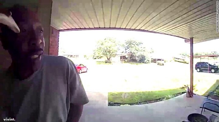 Rắn núp sau cánh cửa, cắn trúng mắt người đàn ông tới thăm nhà