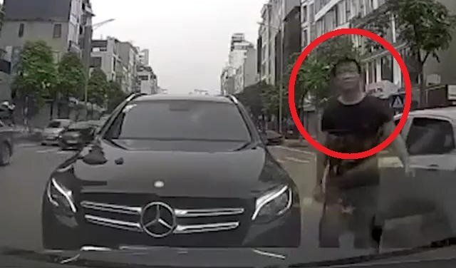 Clip: Mercedes Benz chạy lấn làn, tài xế còn hùng hổ xuống xe mắng người