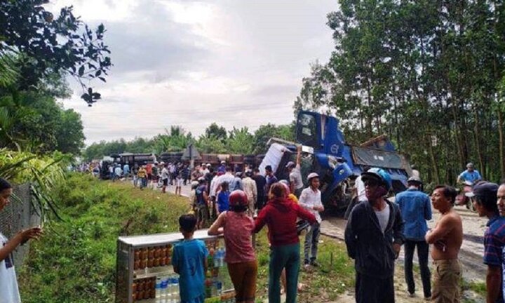 Container đâm liên hoàn ô tô tải và 2 xe máy, đường tránh phía Nam hầm Hải Vân kẹt cứng