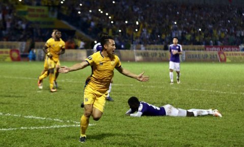 Đình Trọng nhận thẻ đỏ, Hà Nội FC thua sốc Thanh Hóa