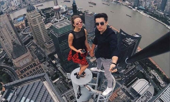 Video: Cặp phượt thủ liều mạng chỉ để chụp ảnh selfie câu like