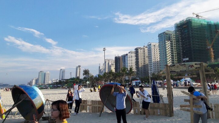 Hàng loạt nhà hàng, khách sạn ven biển Đà Nẵng sai phạm xây dựng, xả nước bẩn ra biển