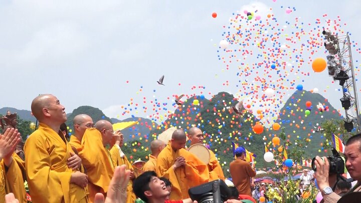 Video: Nghìn người cùng thả bồ câu, bóng bay cầu nguyện hòa bình thế giới tại chùa Tam Chúc