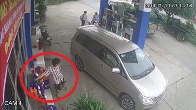 Clip: Đi ô tô vào đổ xăng, người đàn ông tranh thủ trộm chai dầu nhớt