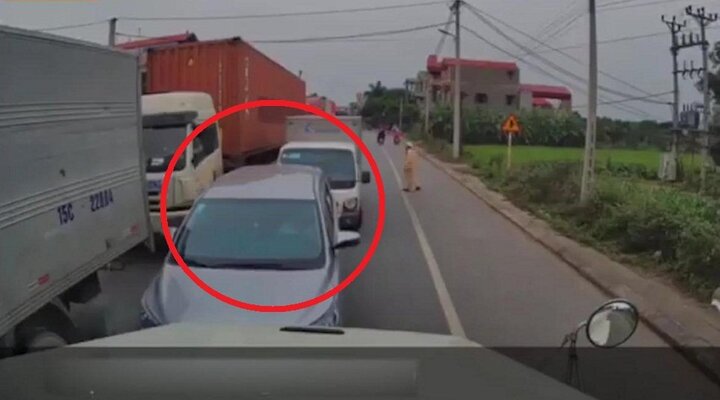Clip: Hàng loạt ô tô lấn làn, bị tài xế container dạy bài học nhớ đời