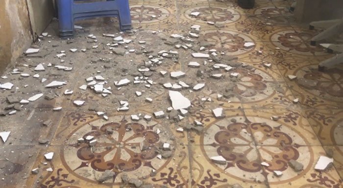 Ngôi trường 40 năm ở Hà Nội xuống cấp, học sinh vừa học vừa lo vữa tường rơi trúng đầu