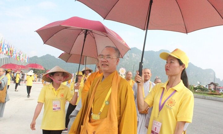 Ảnh: Tình nguyện viên đội nắng hướng dẫn đại biểu trong Đại lễ Phật đản Vesak 2019