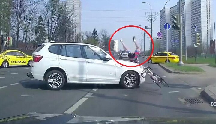 Clip: Người đi xe đạp vượt đèn đỏ, bị ô tô BMW tông bay người