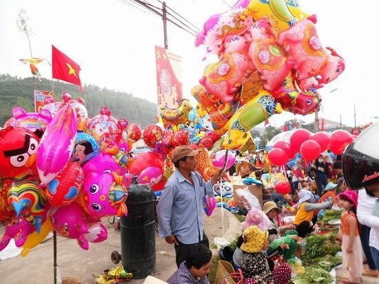 Video: Dùng bật lửa đốt gỡ rối chùm bóng bay, 4 người bỏng nặng